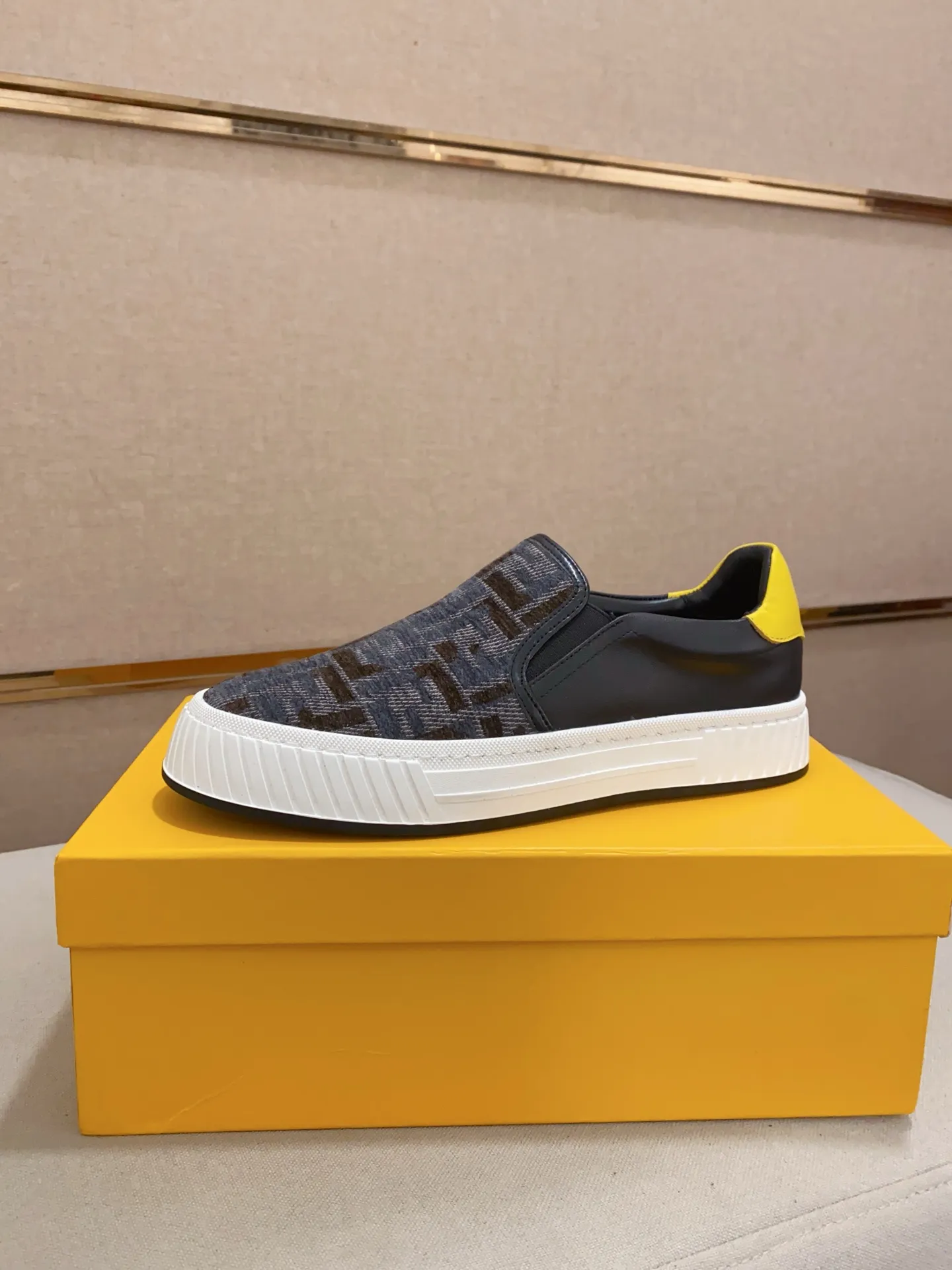 Men's shoes 💰 400💰 (fendi) New style 👊🏻 upper 🇮🇹 imported cowhide fabric 🇩🇪 lining imported sheepskin lining. The original outsole is molded to highlight the identity of every man, and the upper foot is elegant and stable🚶🏻🚶🏻The high-end custom counters reproduce the original version📯No matter the wind or rain, the shoe last remains unchanged and can withstand the verification of time🔍️,🔵 Size: 38-44